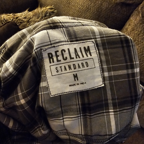 Button up - Picture 1 of 3